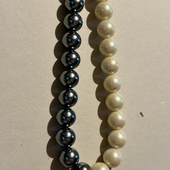 🎱 Lia Sophia Black and White Pearl Necklace - Picture 3 of 4